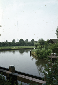 808183 Gezicht over (vermoedelijk) de Hollandsche IJssel bij Nieuwegein, met op de achtergrond de radio-televisietoren ...